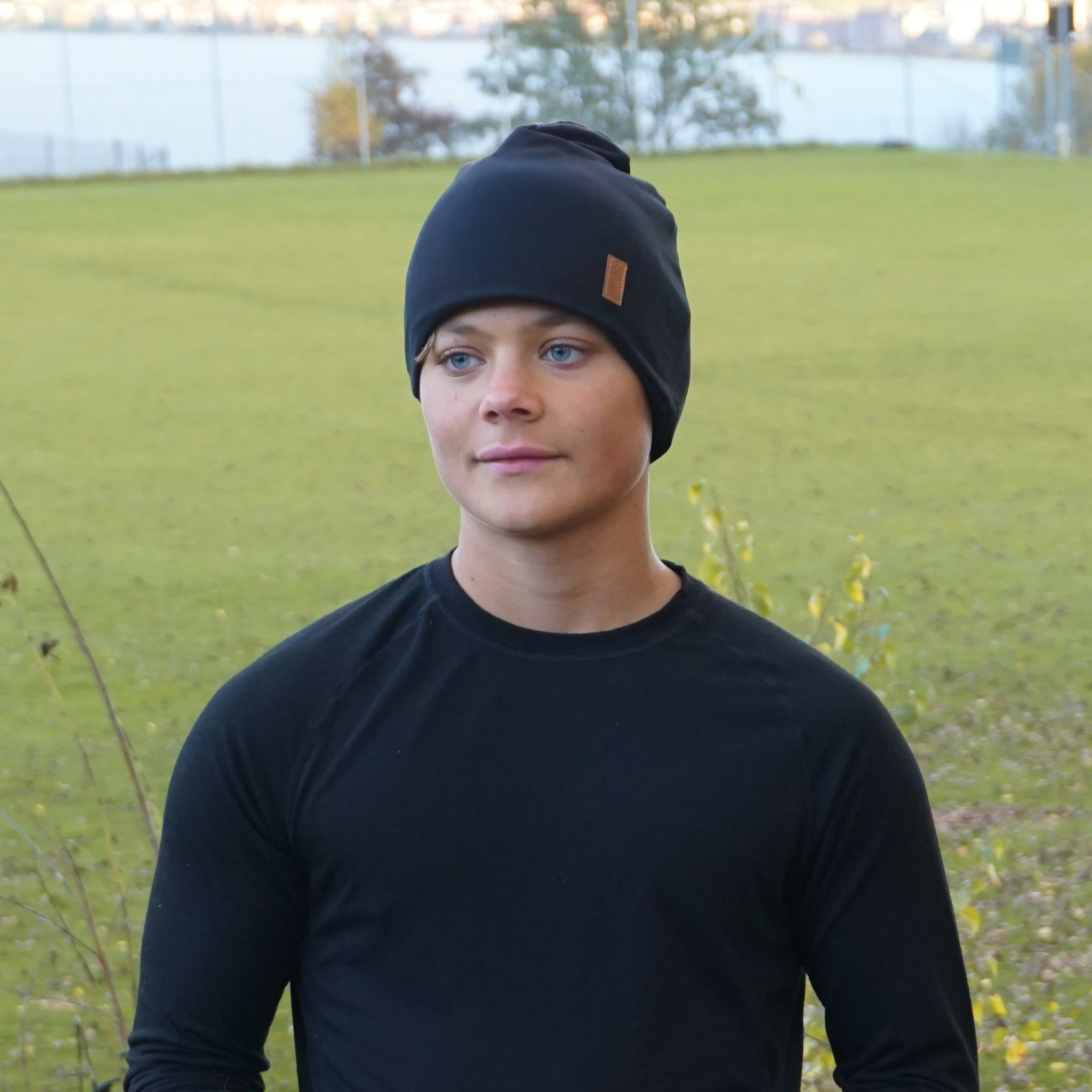 En kille med SafeHat Panther Black SPORT vid en fotbollsplan