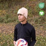 Kille med Sandy Beige SafeHat med boll i handen. Uppe till höger finns två ikoner.