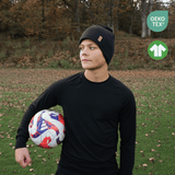 Kille med svart SafeHat sport med en fotboll