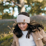 Flicka med beige pannband från OICAN i rörelse