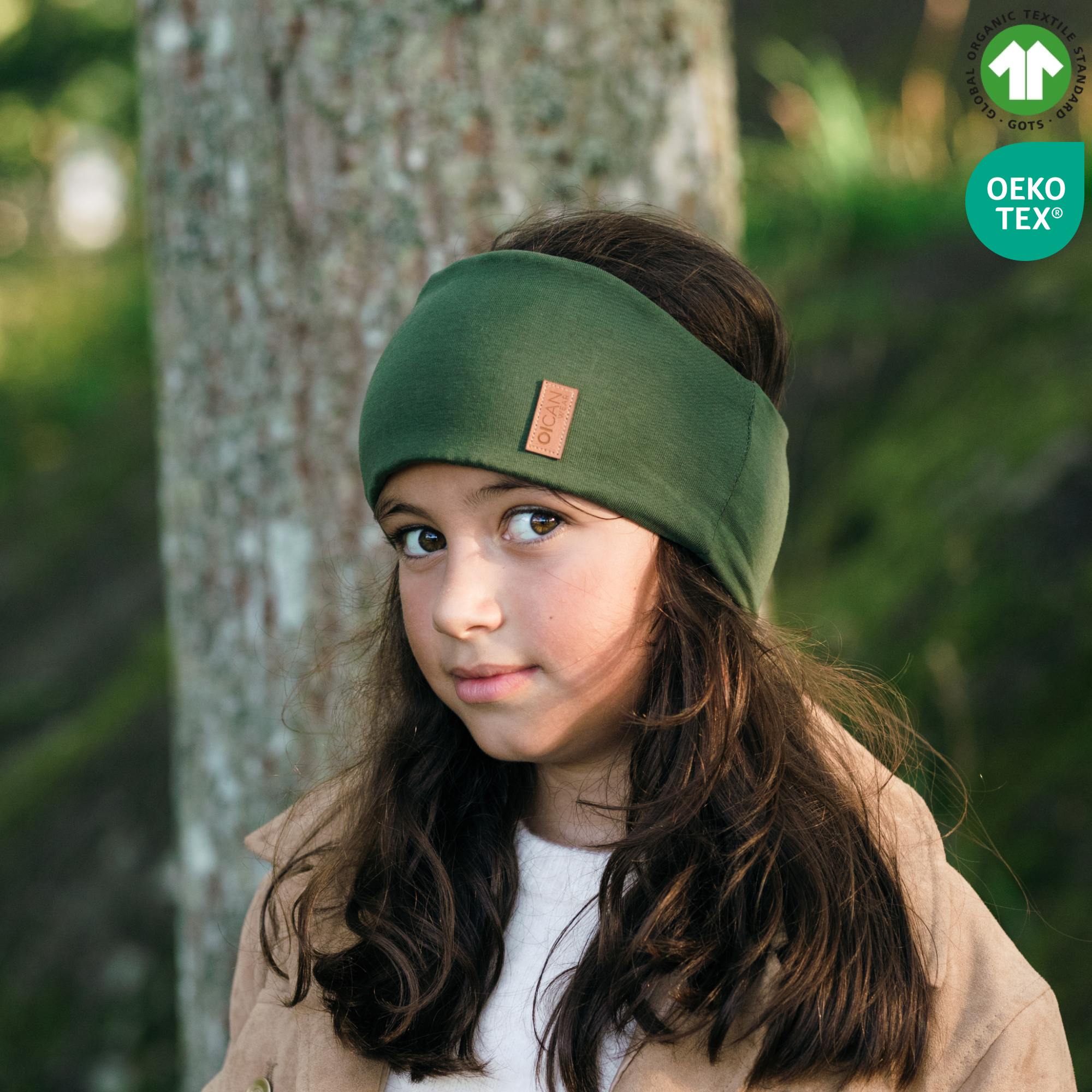 Flicka med pannband i grön färg