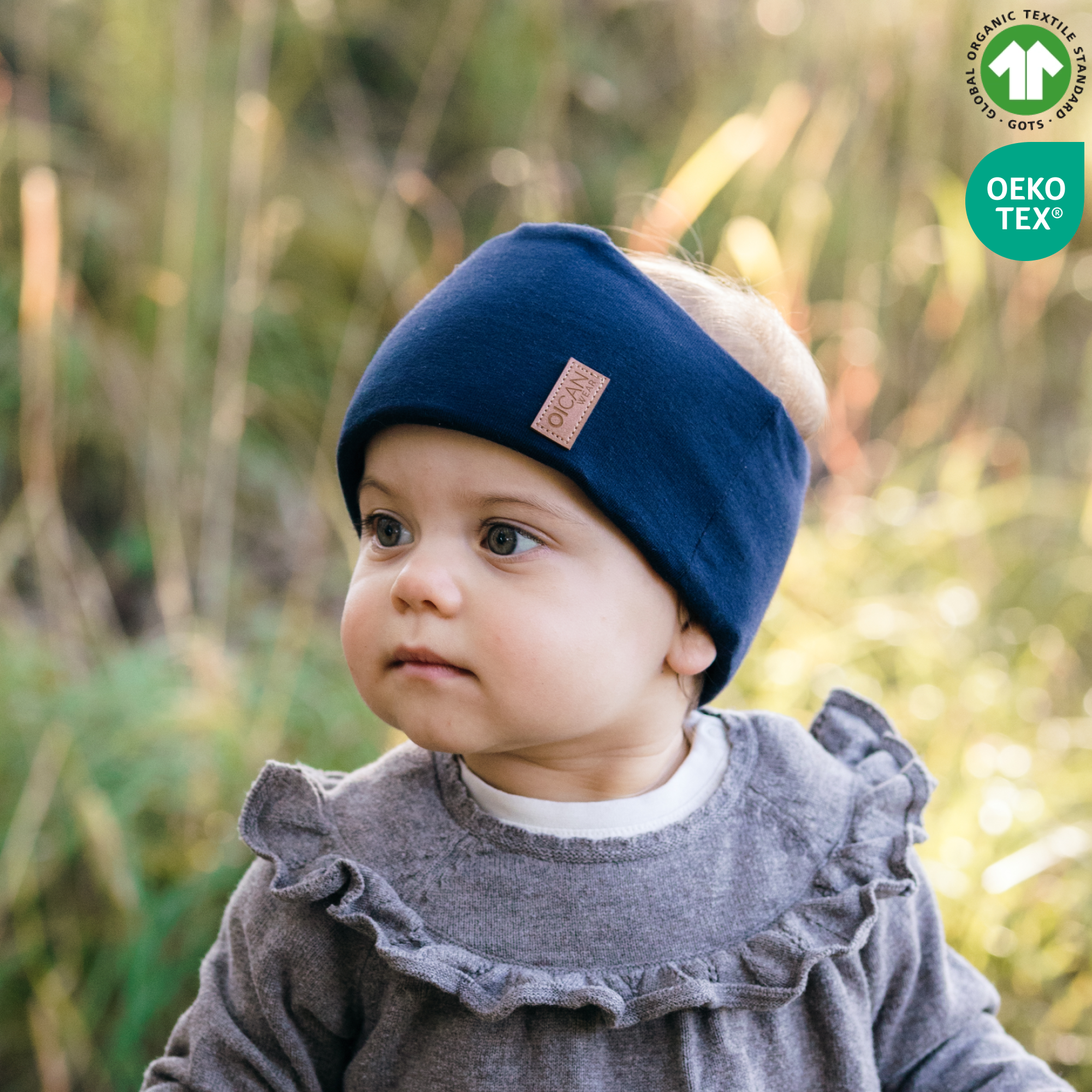 Flicka med navy pannband i naturen