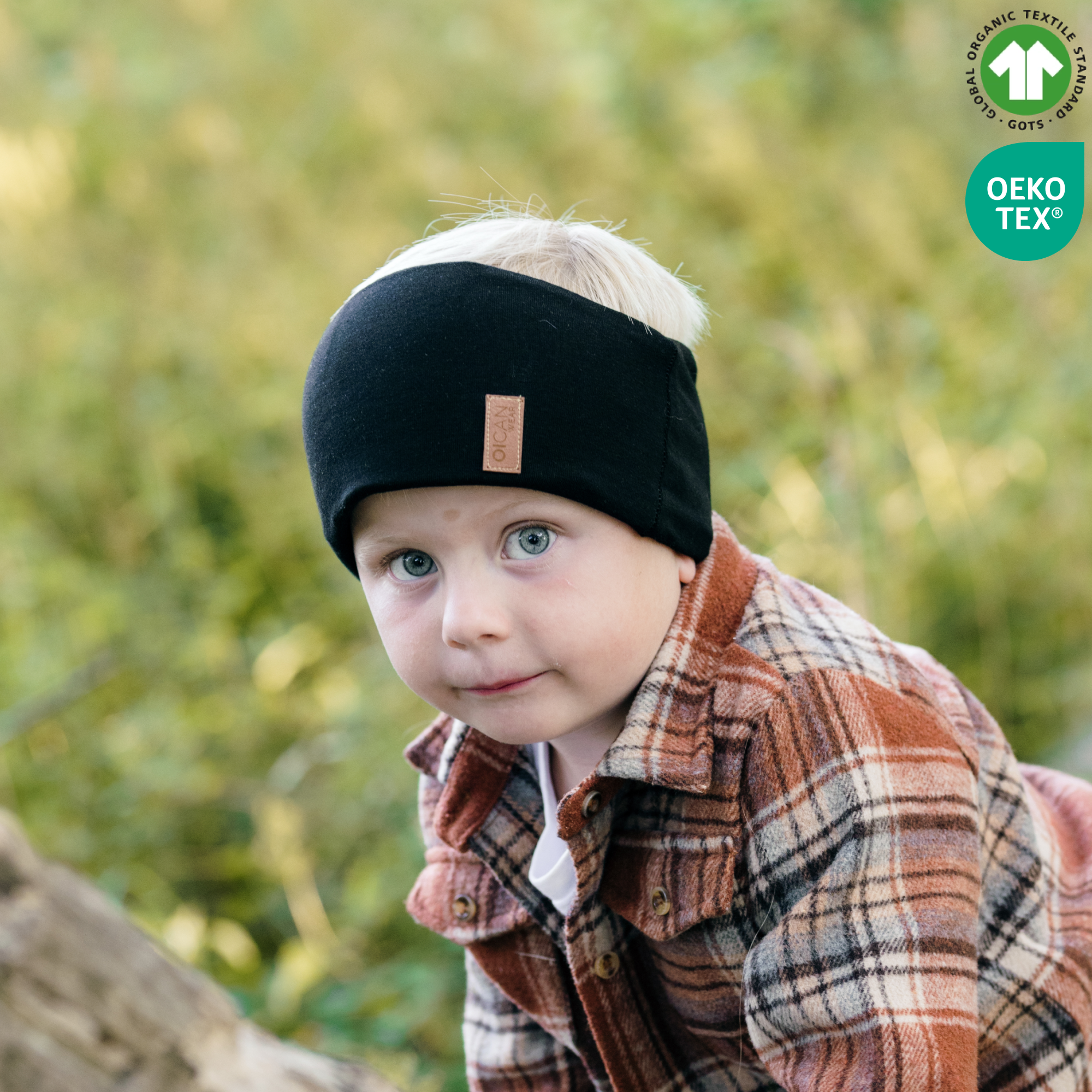 Pojke med svart pannband