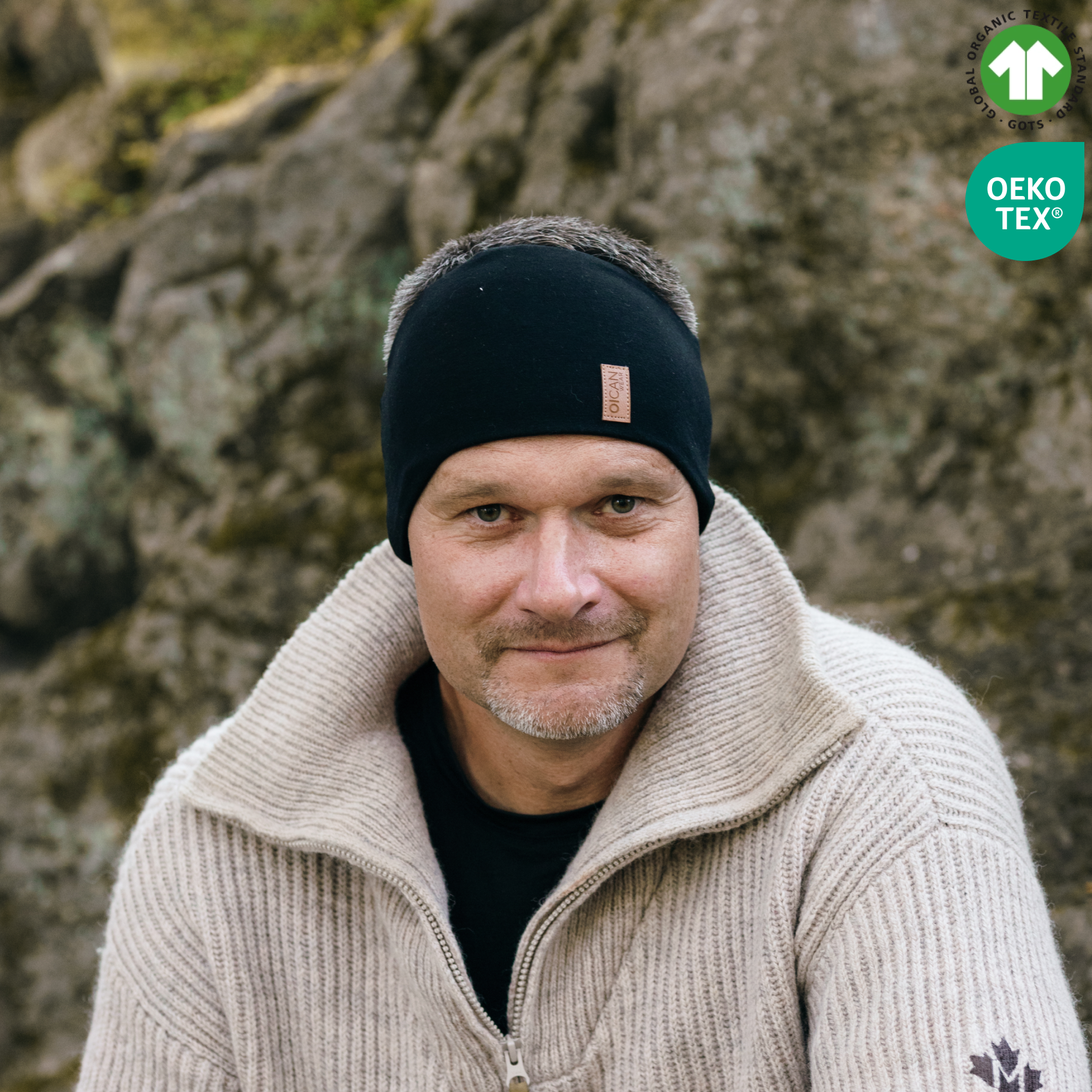 Man bär pannband i panther black i naturen