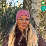 Tjej med rosa pannband från OICAN. I skogen