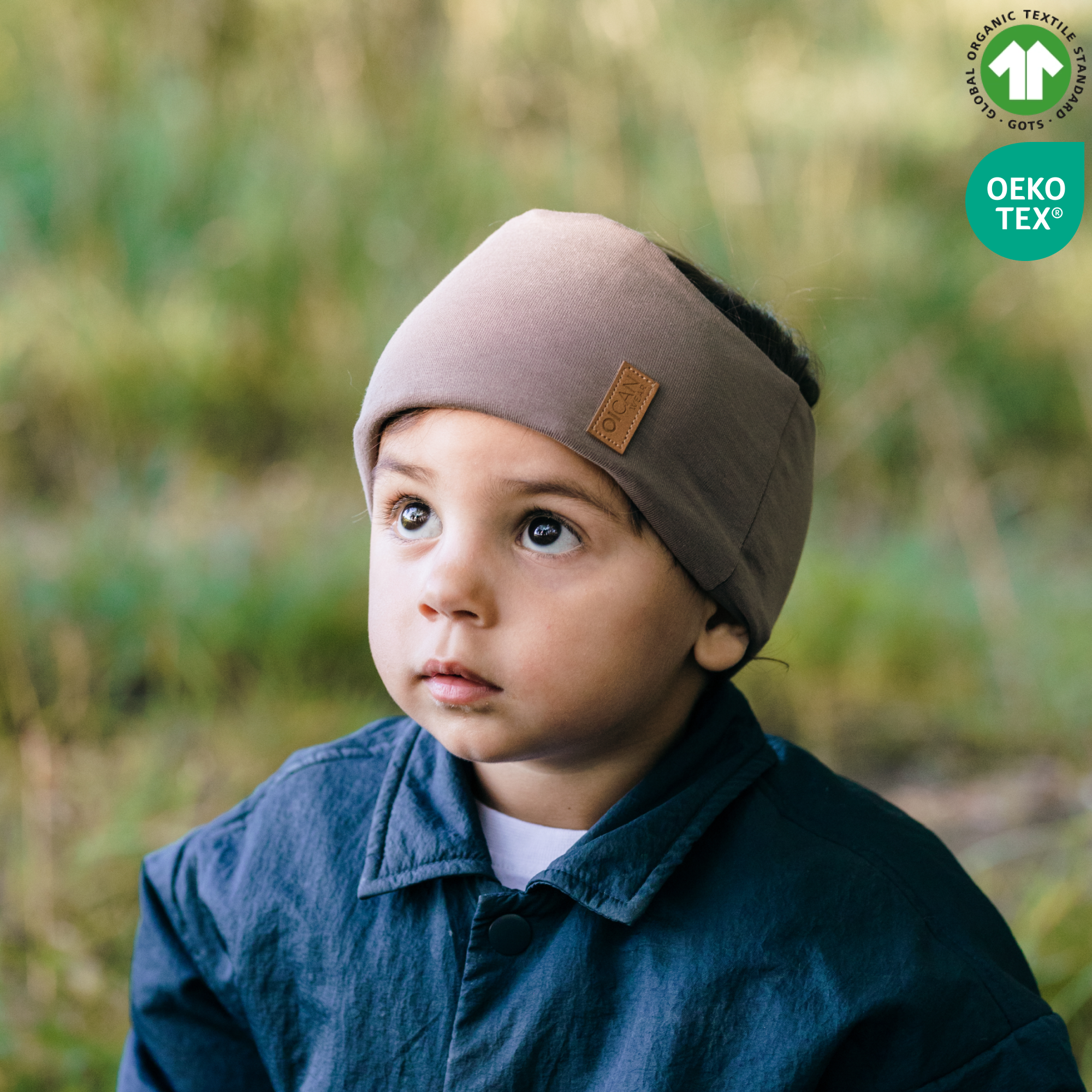 Pojke med Taupe Pannband i naturen