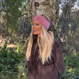 Tjej bär rosa pannband, bild tagen från sidan.