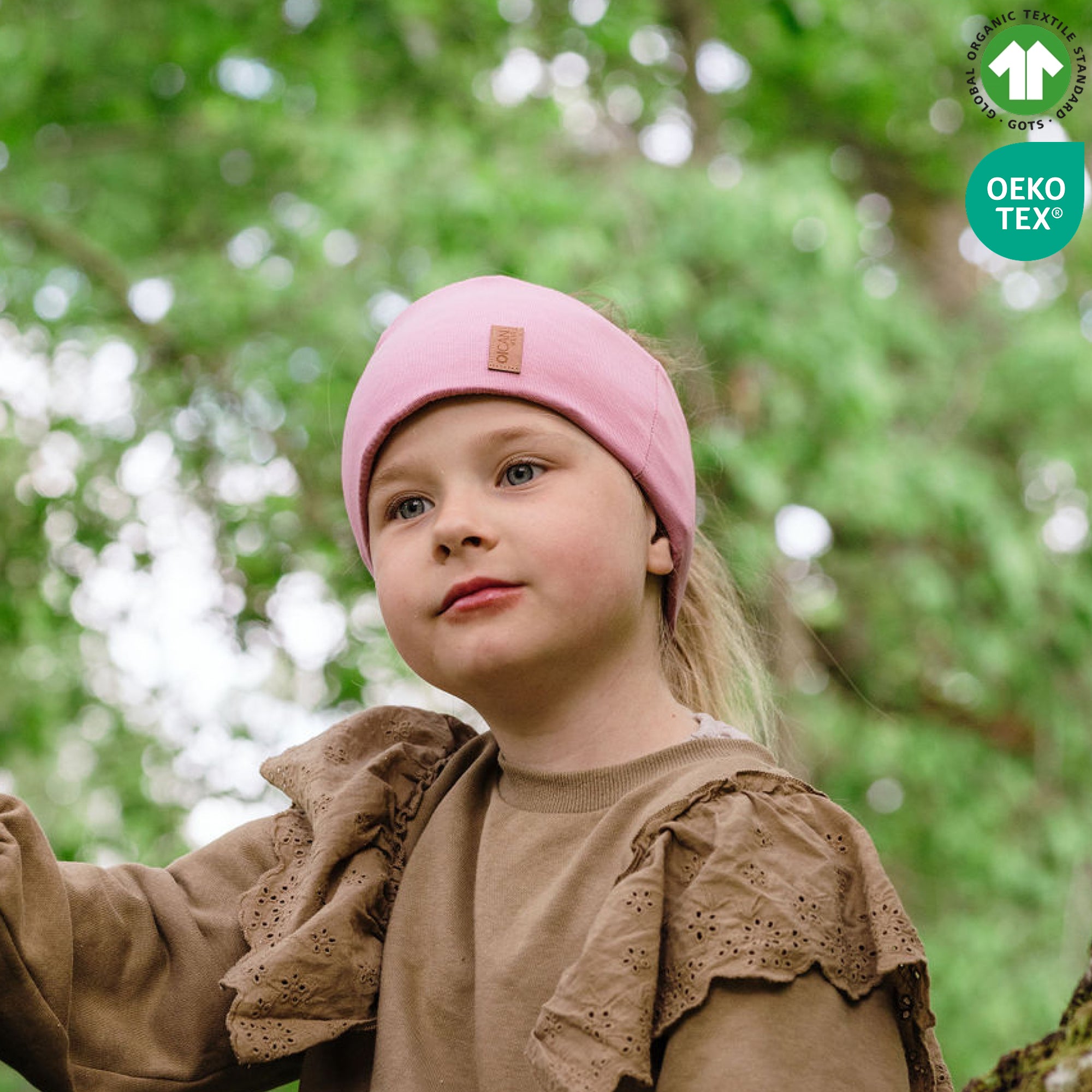 Flicka bär pannband i vintage pink ute i skogen