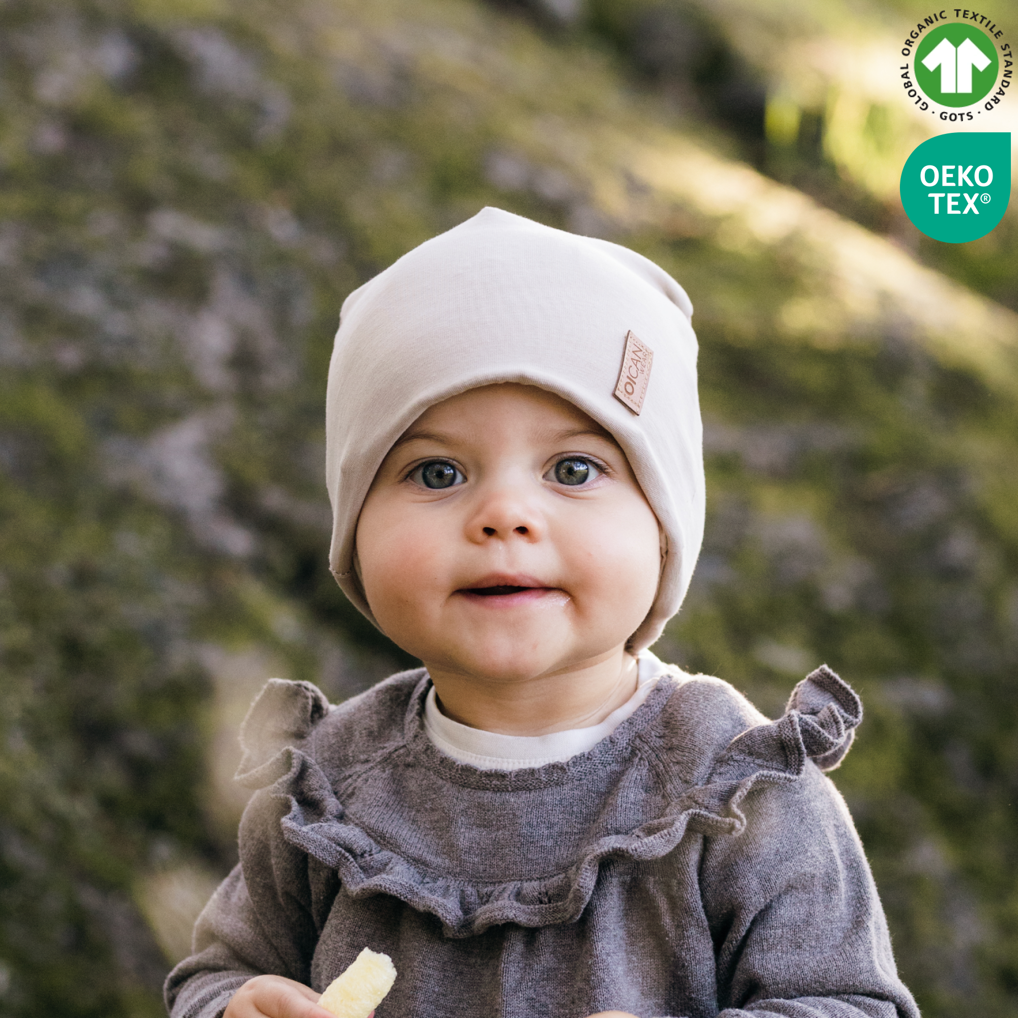 Flicka med beige safehat i naturen