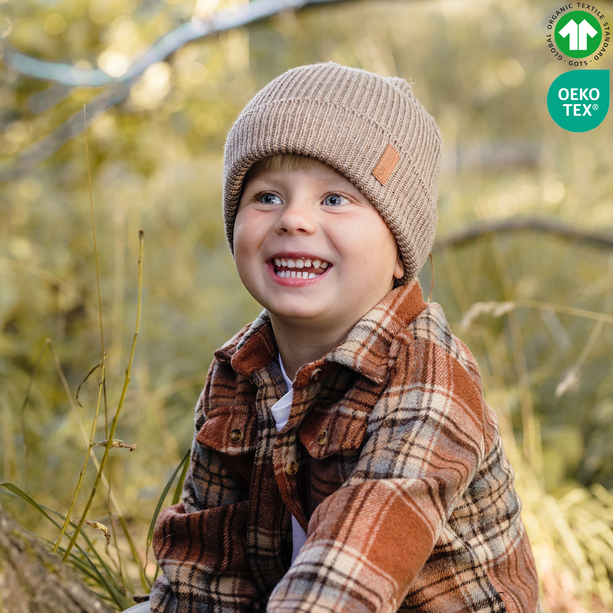 Pojke bär chestnut brown safehat i naturen