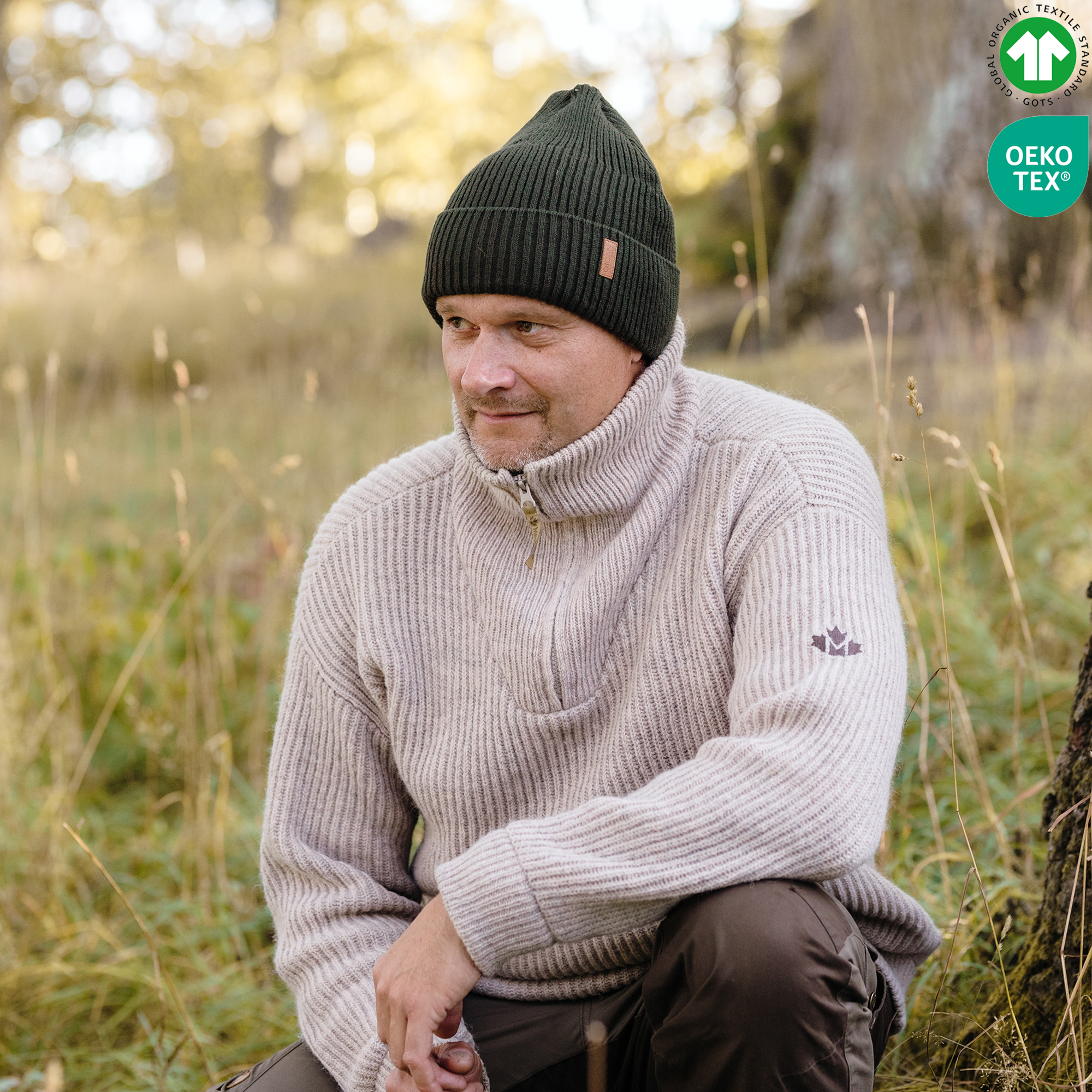 Man bär Forest Green Safehat i skogen