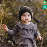 Flicka bär forest green safehat i naturen