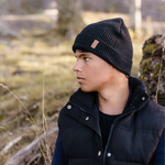 Kille bär Graphite black Safehat i naturen