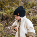 En pojke som bär Graphite Black SafeHat ute i naturen.