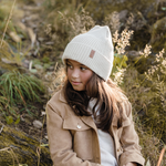 Flicka bär Ivory SafeHat i naturen, bild tagen från sidan.