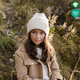 Flicka bär ivory safehat i naturen 