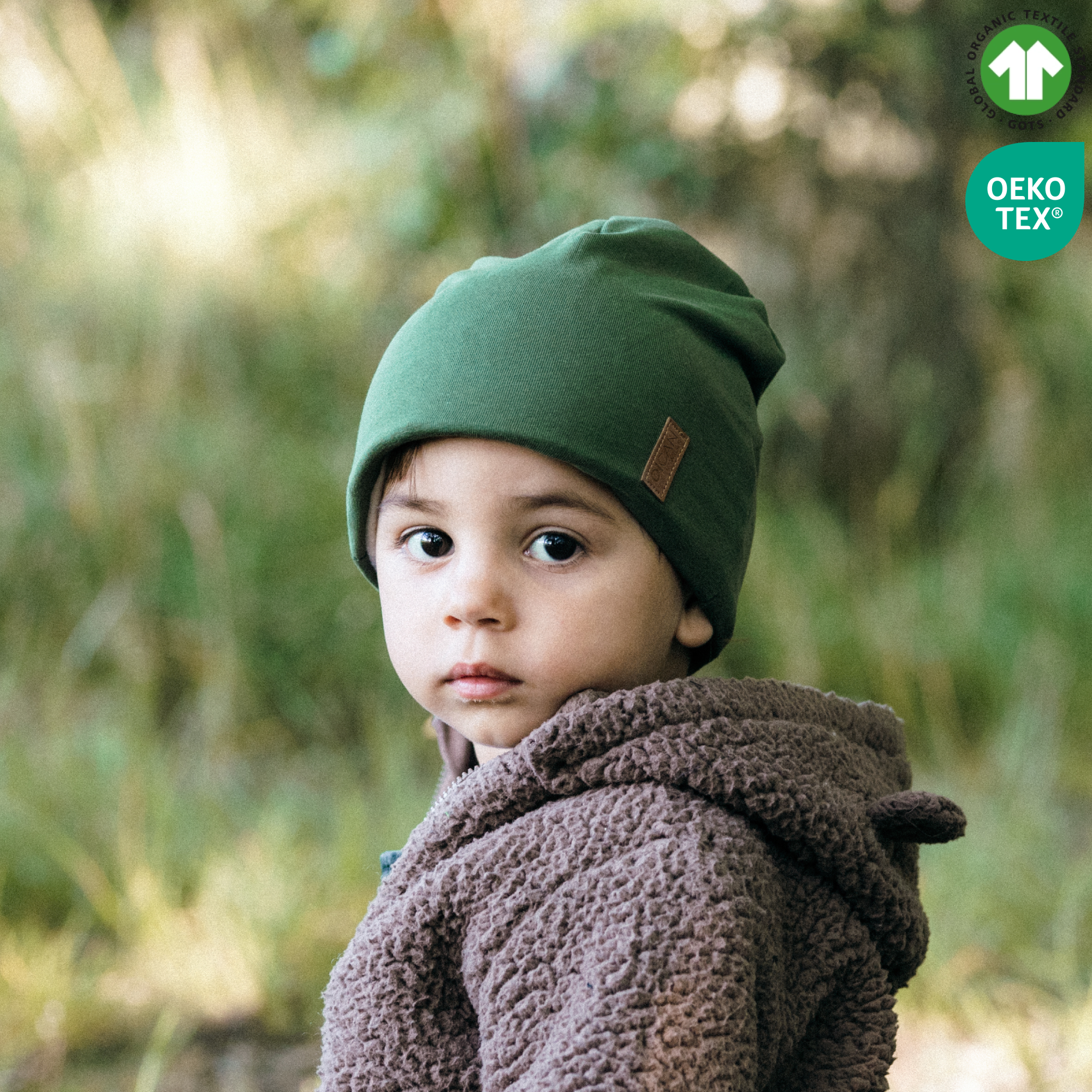 Pojke med grön safehat i naturen