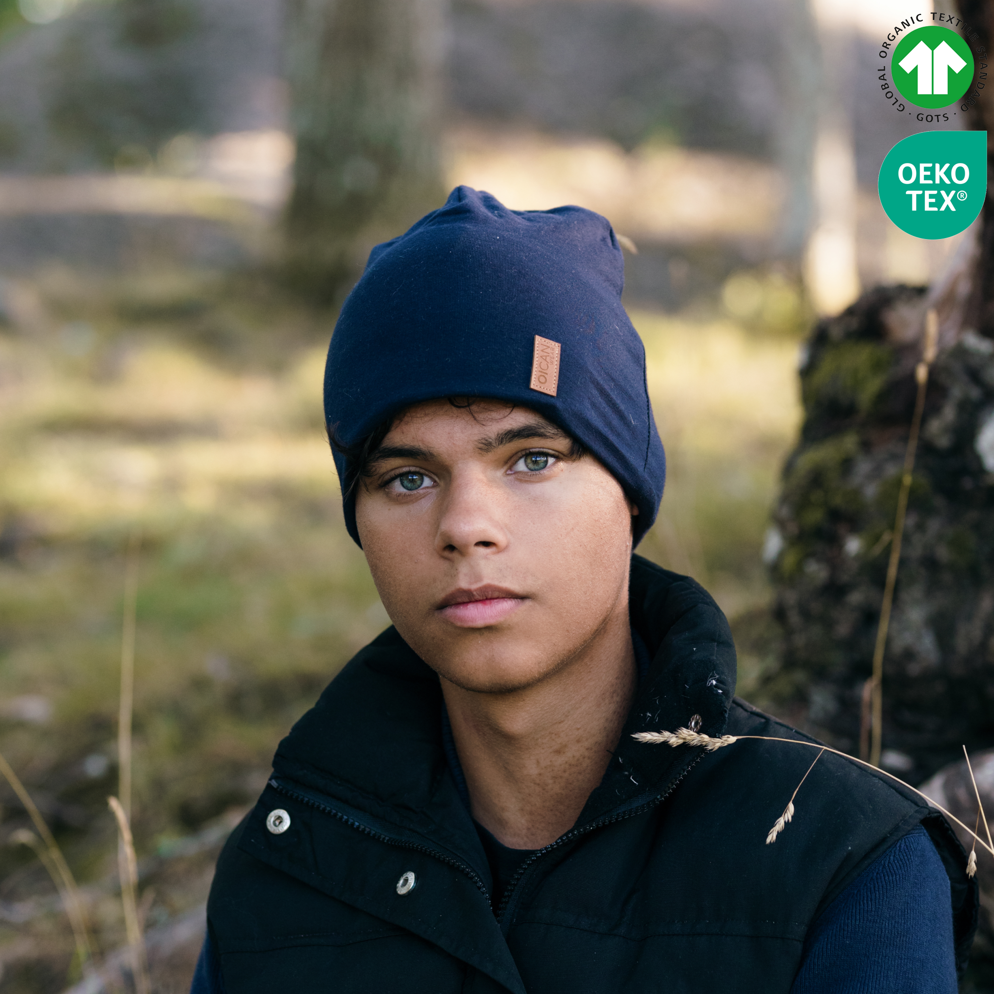 Kille bär navy safehat i naturen