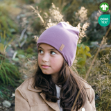 Flicka med lila safehat i naturen