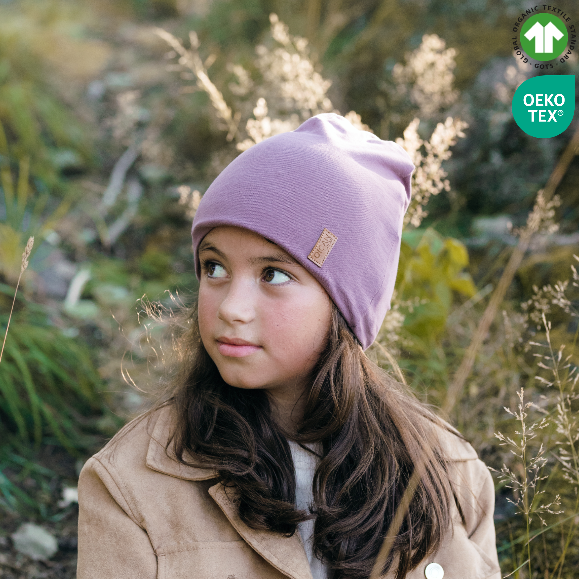 Flicka med lila safehat i naturen