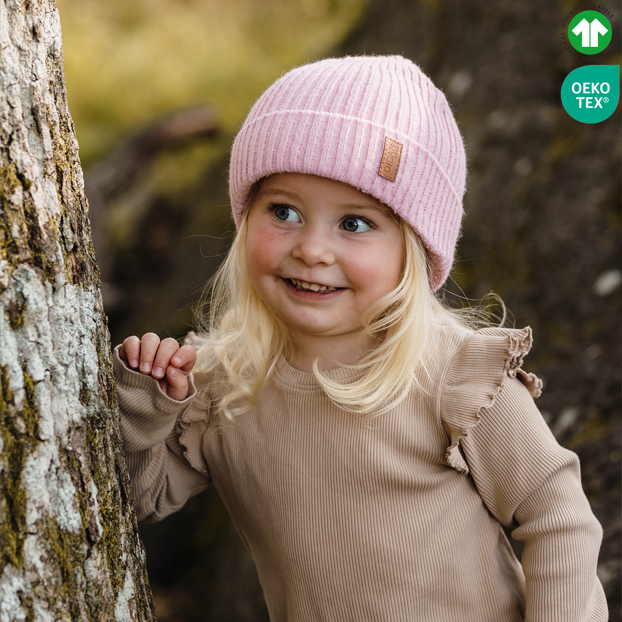 Flicka bär soft pink safehat i naturen