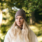 Tjej i skogen bär SafeHat Taupe