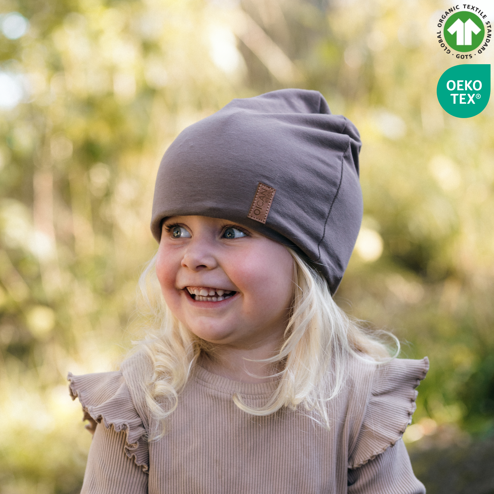 Flicka med taupe safehat utomhus